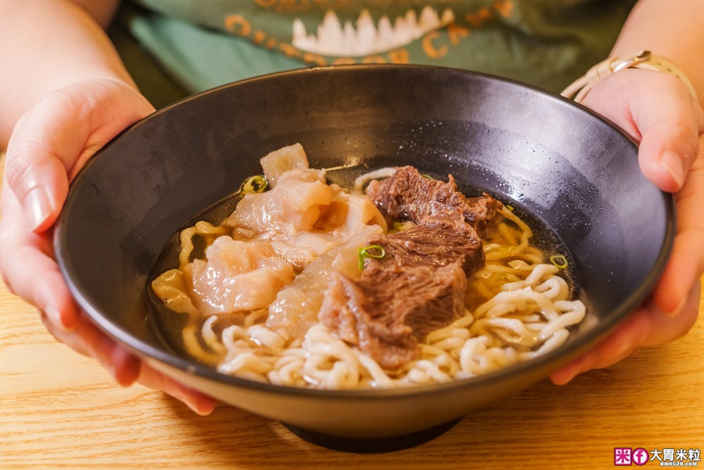 台北東區必吃人氣牛肉麵「牛殿下」秘傳金湯半筋半肉麵+秘製赤油乾拌麵│頂級牛頰肉軟嫩入口即化│忠孝敦化站美食推薦