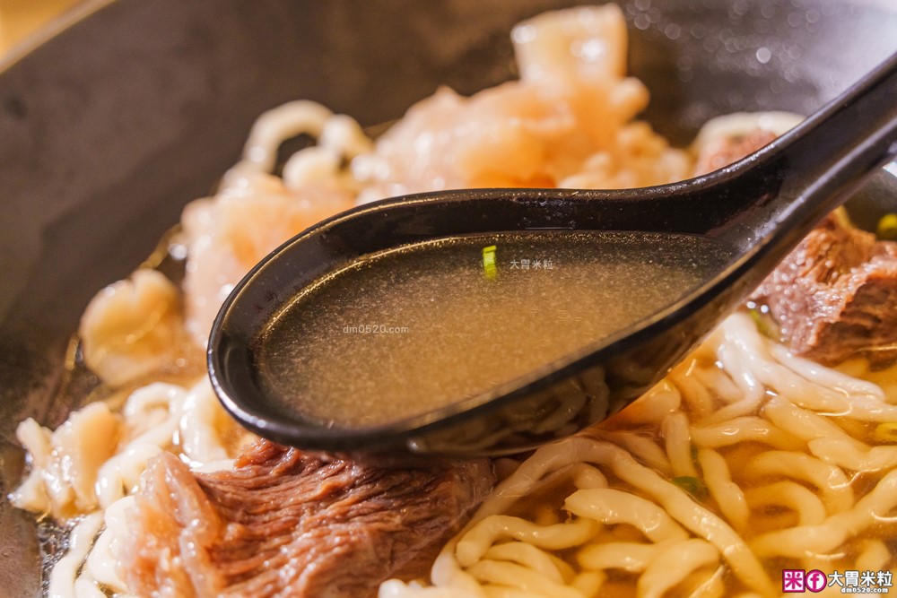 台北東區必吃人氣牛肉麵「牛殿下」秘傳金湯半筋半肉麵+秘製赤油乾拌麵│頂級牛頰肉軟嫩入口即化│忠孝敦化站美食推薦