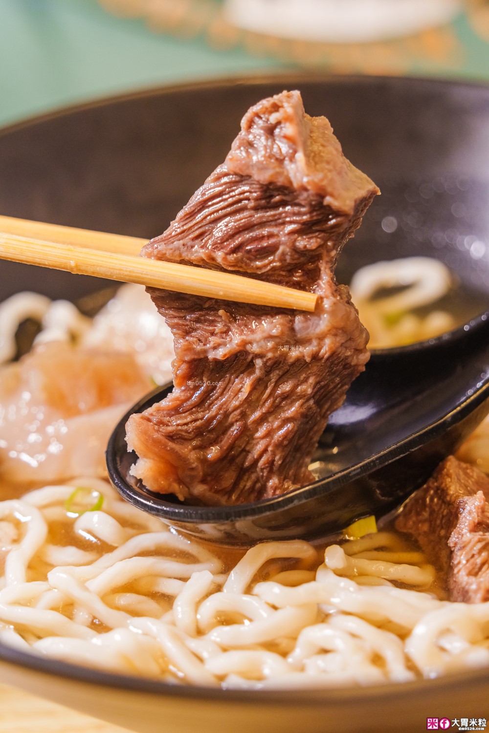 台北東區必吃人氣牛肉麵「牛殿下」秘傳金湯半筋半肉麵+秘製赤油乾拌麵│頂級牛頰肉軟嫩入口即化│忠孝敦化站美食推薦