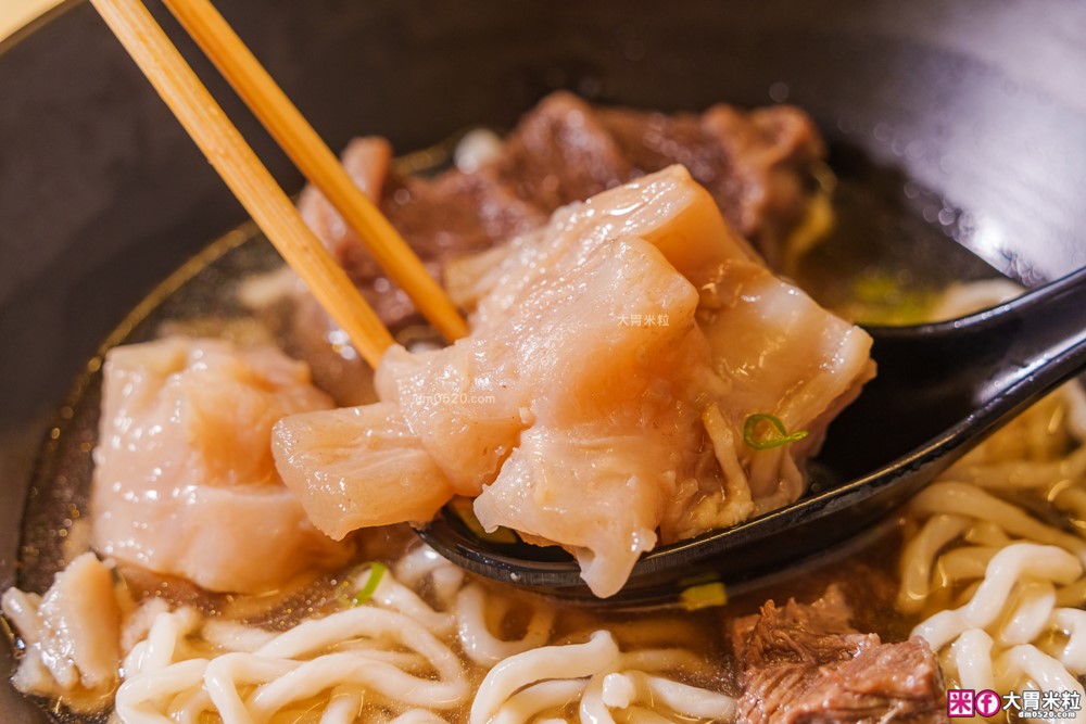 台北東區必吃人氣牛肉麵「牛殿下」秘傳金湯半筋半肉麵+秘製赤油乾拌麵│頂級牛頰肉軟嫩入口即化│忠孝敦化站美食推薦