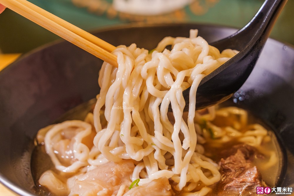 台北東區必吃人氣牛肉麵「牛殿下」秘傳金湯半筋半肉麵+秘製赤油乾拌麵│頂級牛頰肉軟嫩入口即化│忠孝敦化站美食推薦