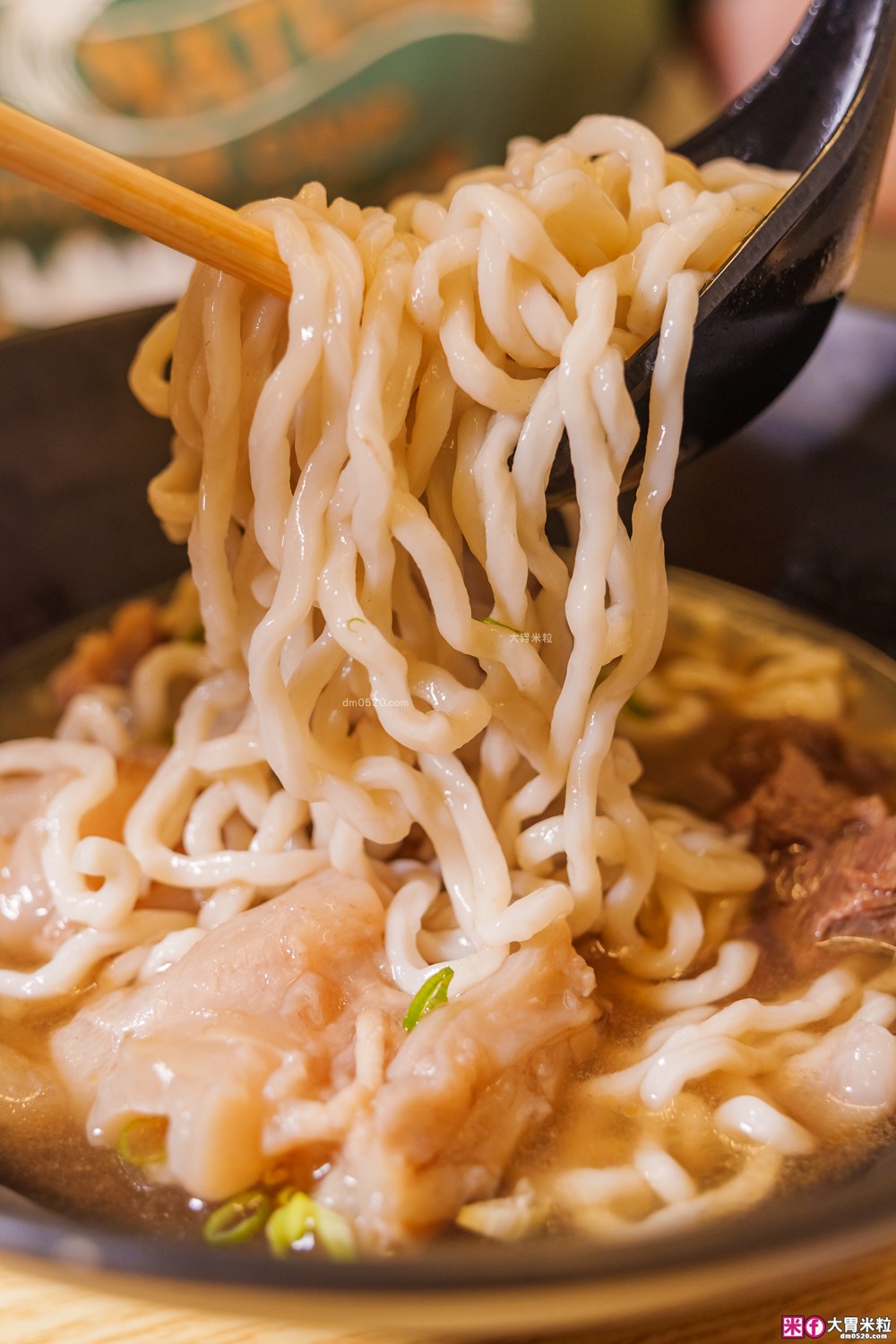 台北東區必吃人氣牛肉麵「牛殿下」秘傳金湯半筋半肉麵+秘製赤油乾拌麵│頂級牛頰肉軟嫩入口即化│忠孝敦化站美食推薦