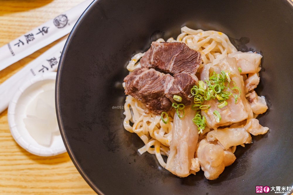 台北東區必吃人氣牛肉麵「牛殿下」秘傳金湯半筋半肉麵+秘製赤油乾拌麵│頂級牛頰肉軟嫩入口即化│忠孝敦化站美食推薦