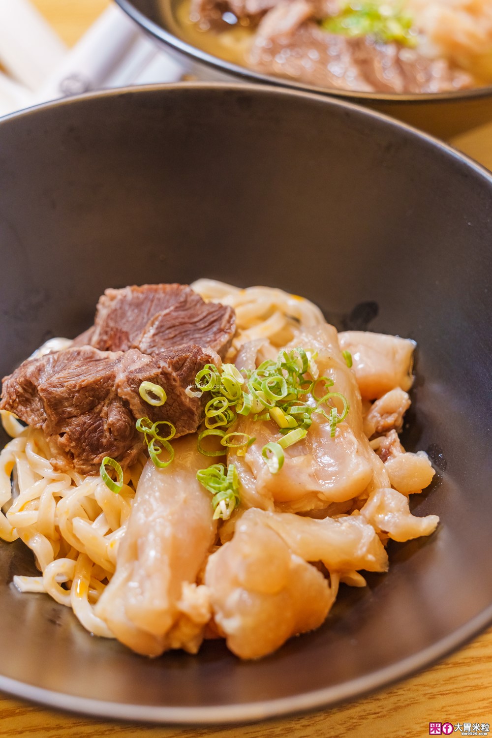 台北東區必吃人氣牛肉麵「牛殿下」秘傳金湯半筋半肉麵+秘製赤油乾拌麵│頂級牛頰肉軟嫩入口即化│忠孝敦化站美食推薦