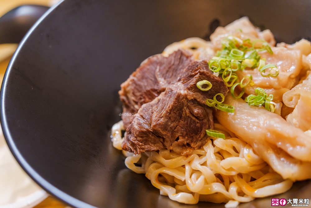 台北東區必吃人氣牛肉麵「牛殿下」秘傳金湯半筋半肉麵+秘製赤油乾拌麵│頂級牛頰肉軟嫩入口即化│忠孝敦化站美食推薦