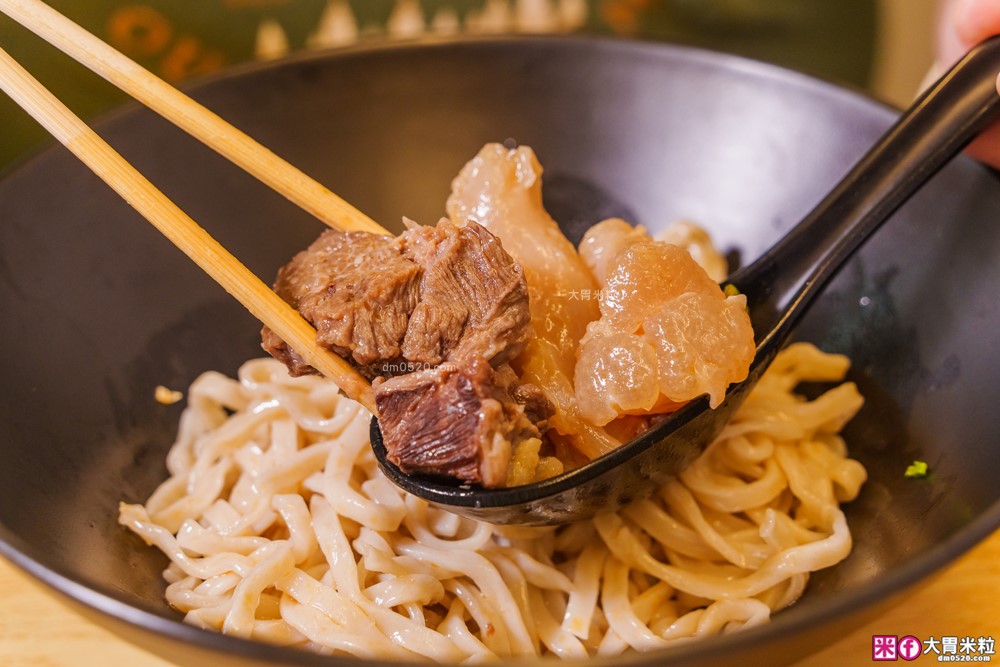 台北東區必吃人氣牛肉麵「牛殿下」秘傳金湯半筋半肉麵+秘製赤油乾拌麵│頂級牛頰肉軟嫩入口即化│忠孝敦化站美食推薦