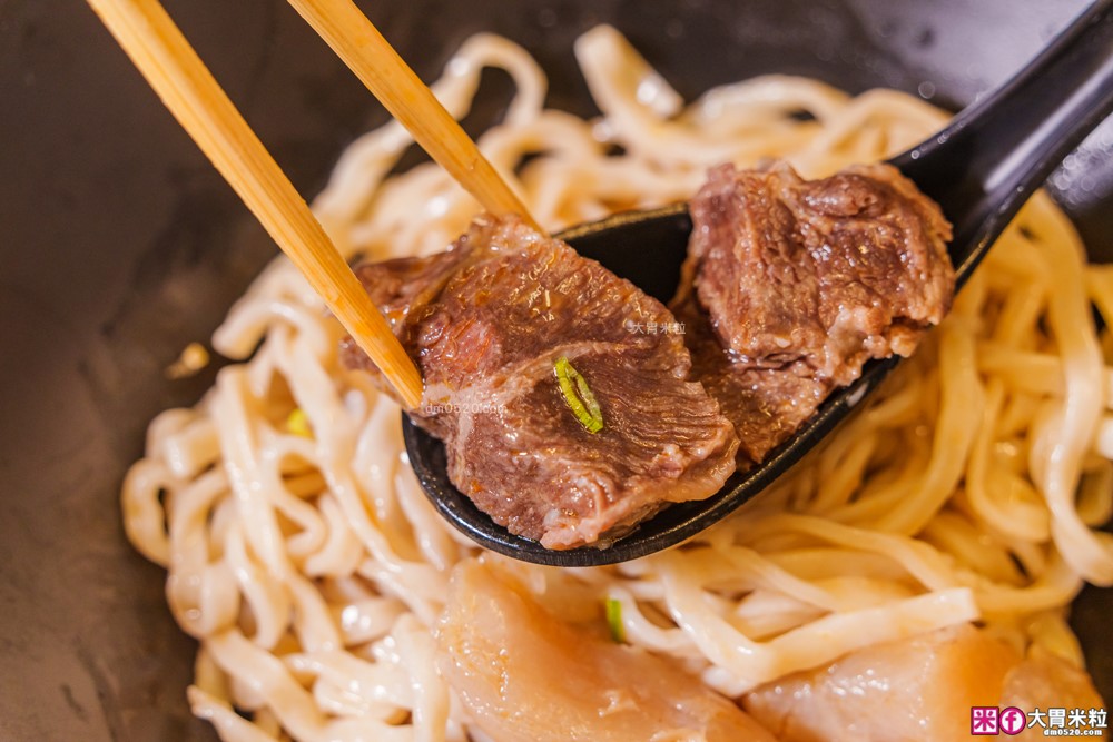 台北東區必吃人氣牛肉麵「牛殿下」秘傳金湯半筋半肉麵+秘製赤油乾拌麵│頂級牛頰肉軟嫩入口即化│忠孝敦化站美食推薦