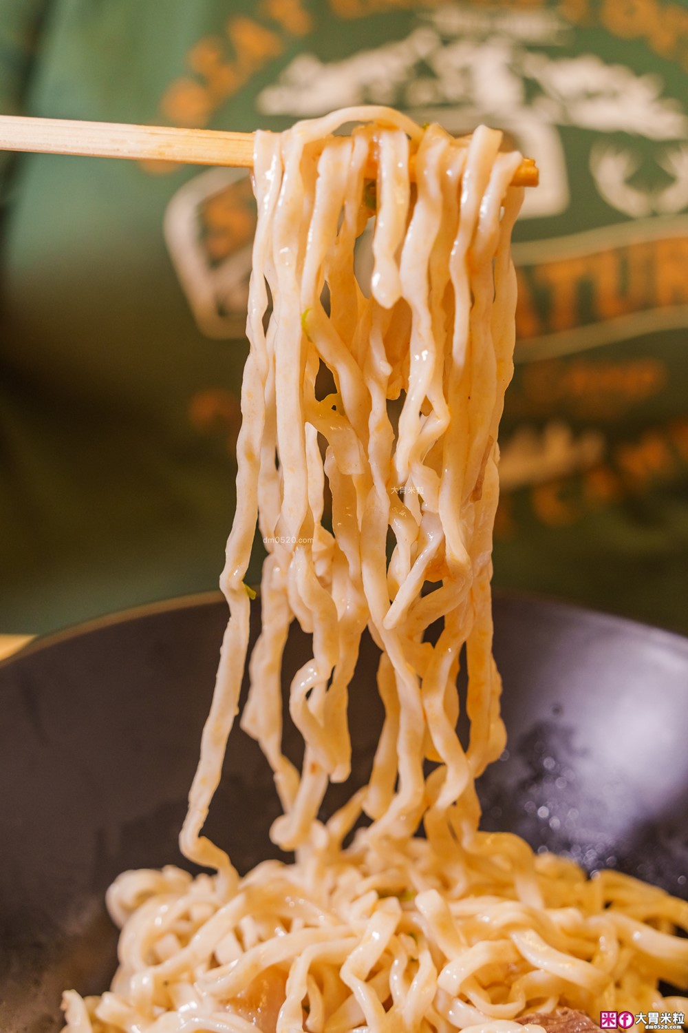 台北東區必吃人氣牛肉麵「牛殿下」秘傳金湯半筋半肉麵+秘製赤油乾拌麵│頂級牛頰肉軟嫩入口即化│忠孝敦化站美食推薦