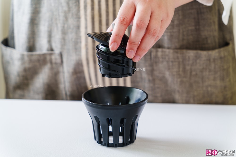 整顆蘋果直接榨【BOSO 鮮萃纖Max 超大口徑冷壓慢磨果汁機旗艦款】創新慢磨技術、99.6%純汁率、果汁到冰沙一站式搞定! 整顆蘋果直接榨【BOSO 鮮萃纖Max 超大口徑冷壓慢磨果汁機旗艦款】創新慢磨技術、99.6%純汁率、果汁到冰沙一站式搞定!