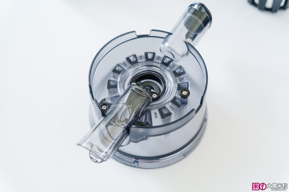 整顆蘋果直接榨【BOSO 鮮萃纖Max 超大口徑冷壓慢磨果汁機旗艦款】創新慢磨技術、99.6%純汁率、果汁到冰沙一站式搞定! 整顆蘋果直接榨【BOSO 鮮萃纖Max 超大口徑冷壓慢磨果汁機旗艦款】創新慢磨技術、99.6%純汁率、果汁到冰沙一站式搞定!