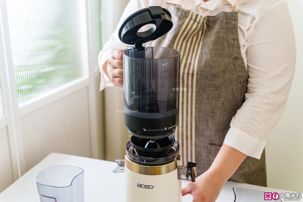 整顆蘋果直接榨【BOSO 鮮萃纖Max 超大口徑冷壓慢磨果汁機旗艦款】創新慢磨技術、99.6％純汁率、果汁到冰沙一站式搞定！