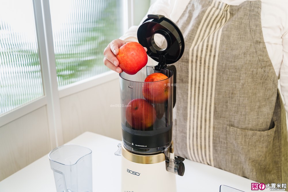 整顆蘋果直接榨【BOSO 鮮萃纖Max 超大口徑冷壓慢磨果汁機旗艦款】創新慢磨技術、99.6％純汁率、果汁到冰沙一站式搞定！