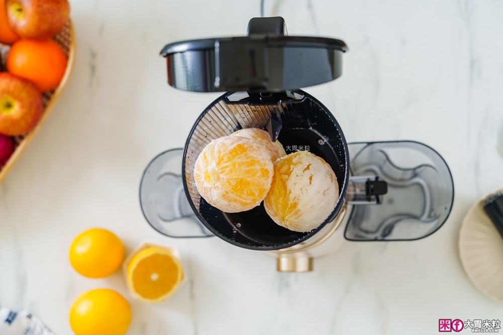 整顆蘋果直接榨【BOSO 鮮萃纖Max 超大口徑冷壓慢磨果汁機旗艦款】創新慢磨技術、99.6%純汁率、果汁到冰沙一站式搞定! 整顆蘋果直接榨【BOSO 鮮萃纖Max 超大口徑冷壓慢磨果汁機旗艦款】創新慢磨技術、99.6%純汁率、果汁到冰沙一站式搞定!