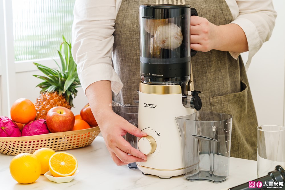 整顆蘋果直接榨【BOSO 鮮萃纖Max 超大口徑冷壓慢磨果汁機旗艦款】創新慢磨技術、99.6％純汁率、果汁到冰沙一站式搞定！