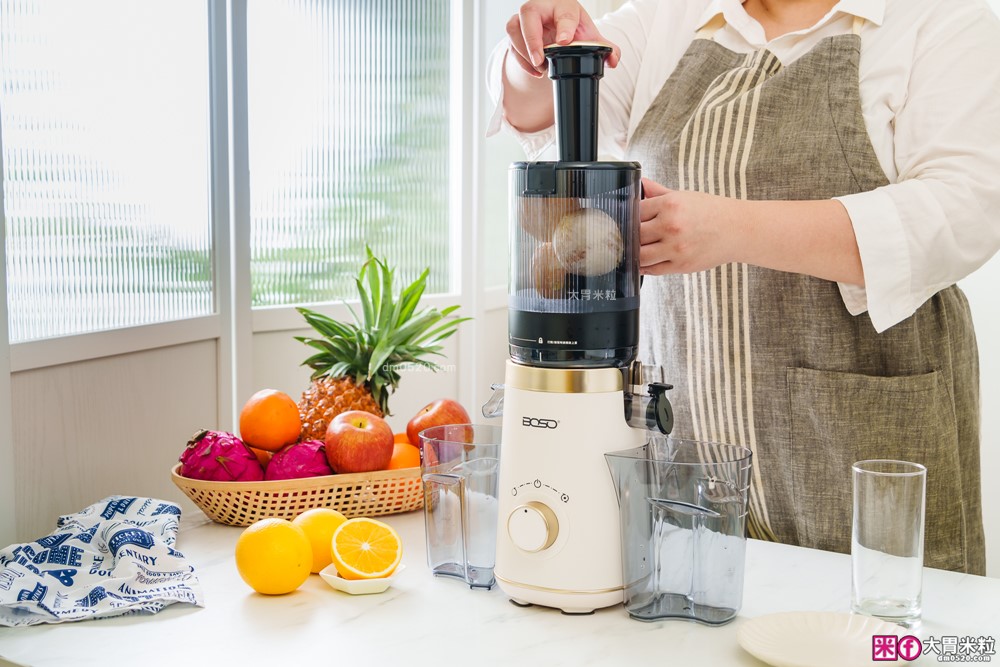 整顆蘋果直接榨【BOSO 鮮萃纖Max 超大口徑冷壓慢磨果汁機旗艦款】創新慢磨技術、99.6％純汁率、果汁到冰沙一站式搞定！