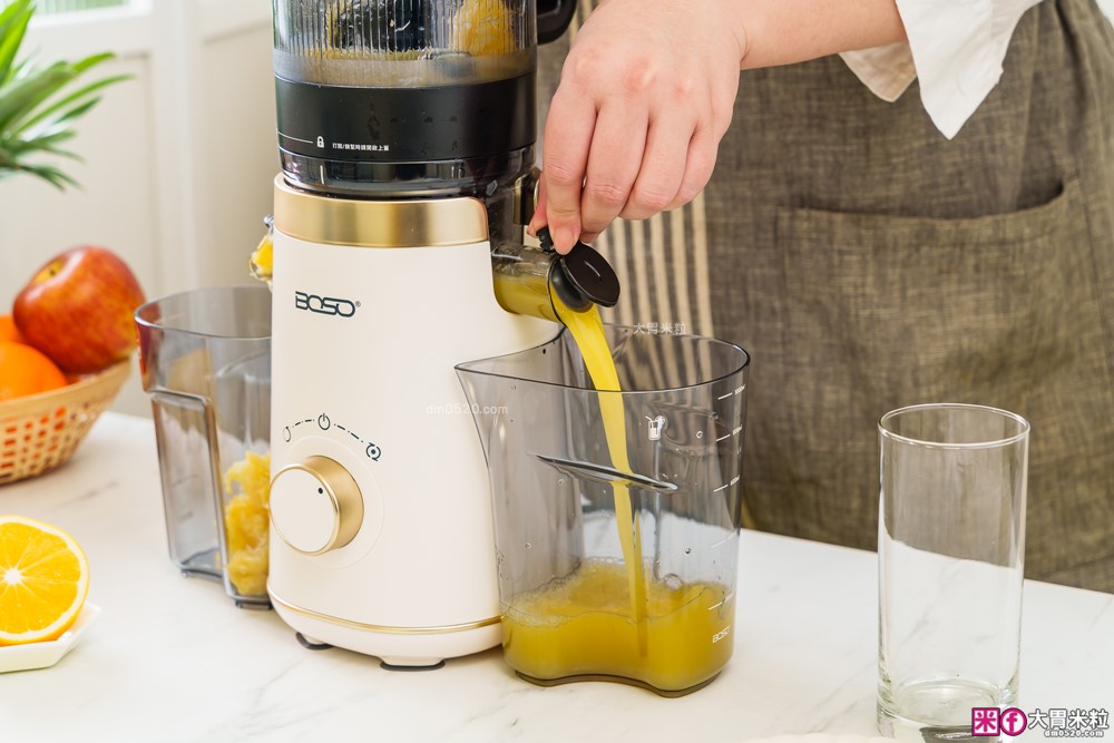 整顆蘋果直接榨【BOSO 鮮萃纖Max 超大口徑冷壓慢磨果汁機旗艦款】創新慢磨技術、99.6％純汁率、果汁到冰沙一站式搞定！