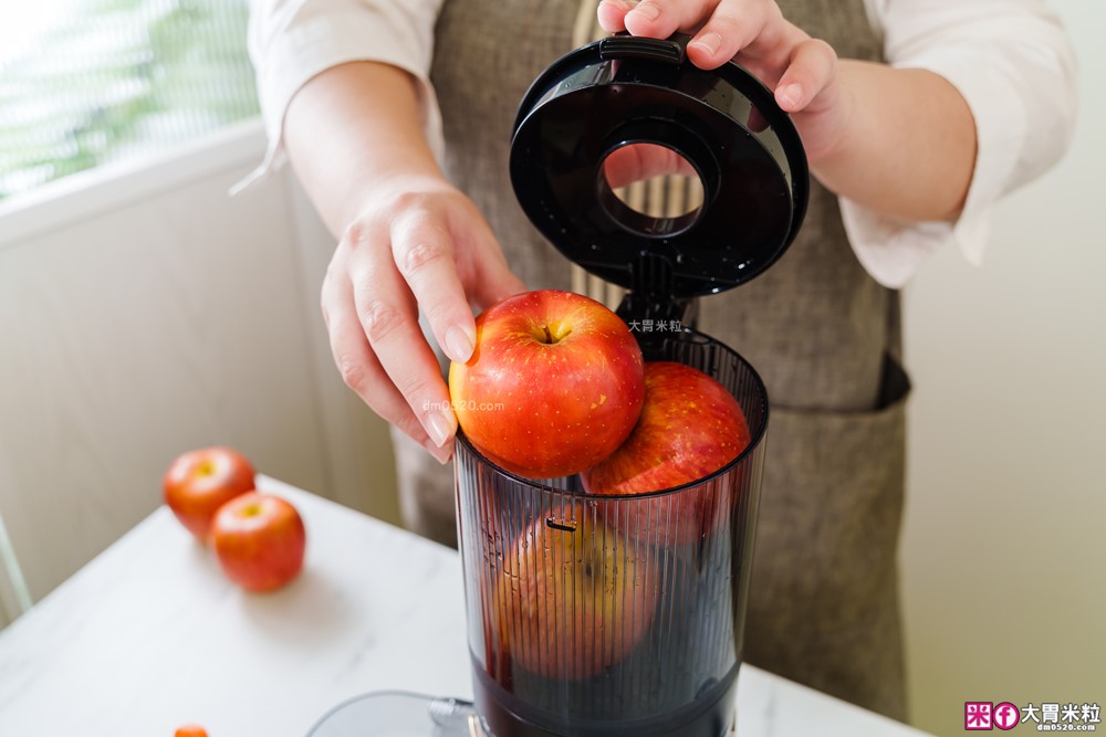 整顆蘋果直接榨【BOSO 鮮萃纖Max 超大口徑冷壓慢磨果汁機旗艦款】創新慢磨技術、99.6％純汁率、果汁到冰沙一站式搞定！