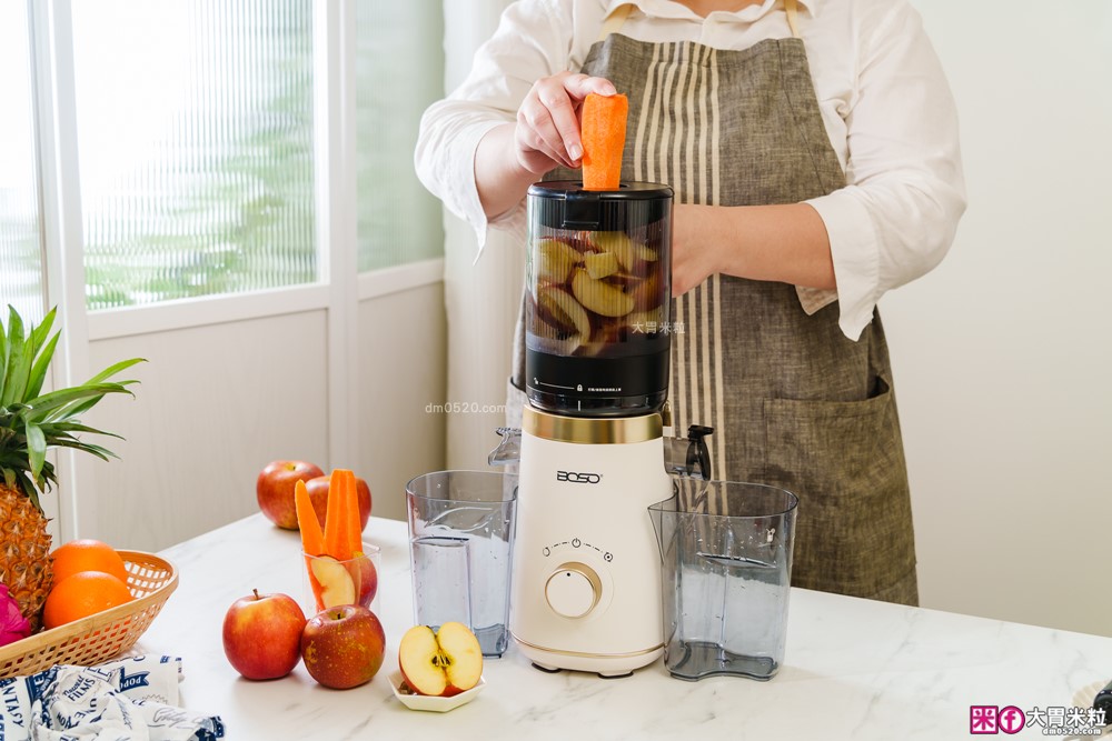 整顆蘋果直接榨【BOSO 鮮萃纖Max 超大口徑冷壓慢磨果汁機旗艦款】創新慢磨技術、99.6%純汁率、果汁到冰沙一站式搞定! 整顆蘋果直接榨【BOSO 鮮萃纖Max 超大口徑冷壓慢磨果汁機旗艦款】創新慢磨技術、99.6%純汁率、果汁到冰沙一站式搞定!