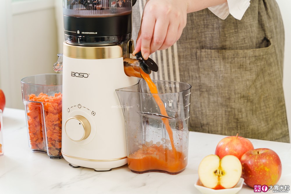 整顆蘋果直接榨【BOSO 鮮萃纖Max 超大口徑冷壓慢磨果汁機旗艦款】創新慢磨技術、99.6％純汁率、果汁到冰沙一站式搞定！