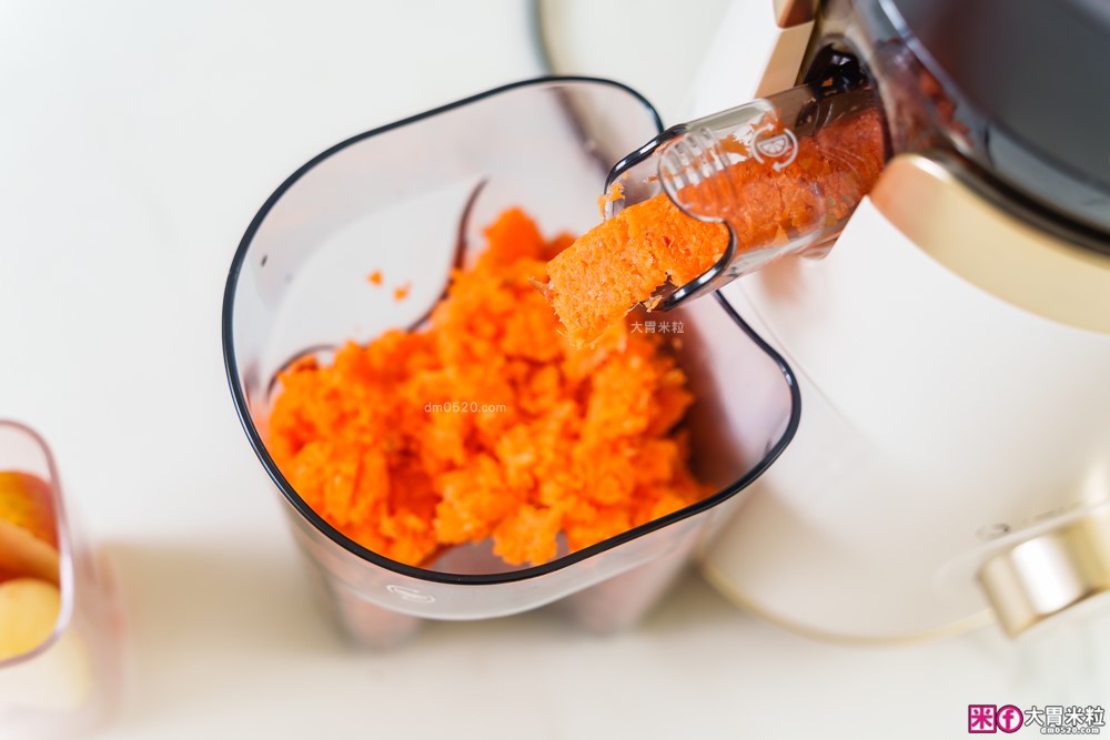 整顆蘋果直接榨【BOSO 鮮萃纖Max 超大口徑冷壓慢磨果汁機旗艦款】創新慢磨技術、99.6％純汁率、果汁到冰沙一站式搞定！