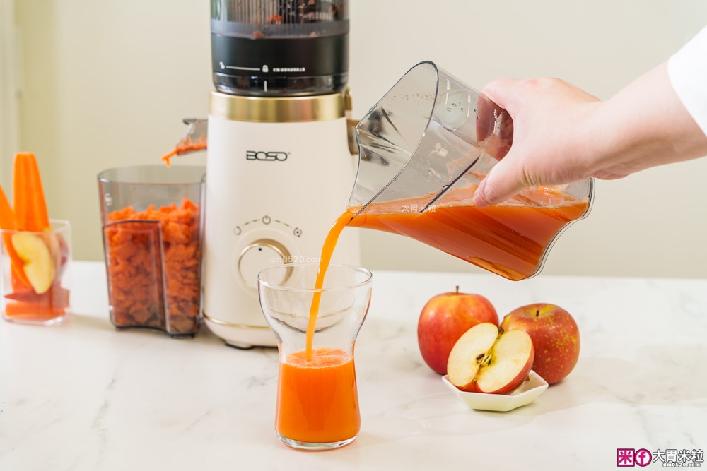 整顆蘋果直接榨【BOSO 鮮萃纖Max 超大口徑冷壓慢磨果汁機旗艦款】創新慢磨技術、99.6％純汁率、果汁到冰沙一站式搞定！