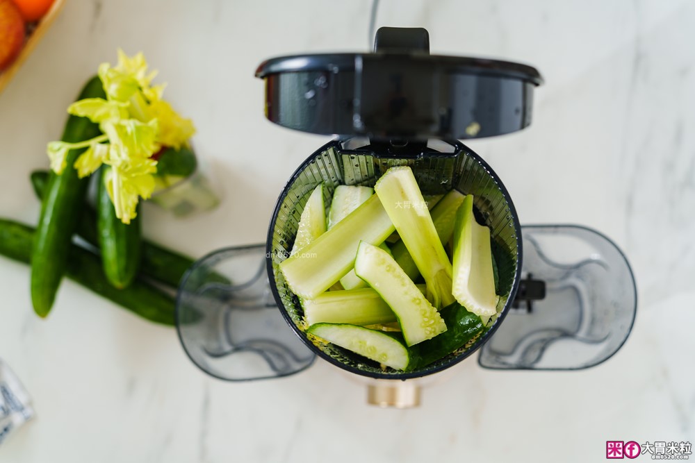 整顆蘋果直接榨【BOSO 鮮萃纖Max 超大口徑冷壓慢磨果汁機旗艦款】創新慢磨技術、99.6％純汁率、果汁到冰沙一站式搞定！