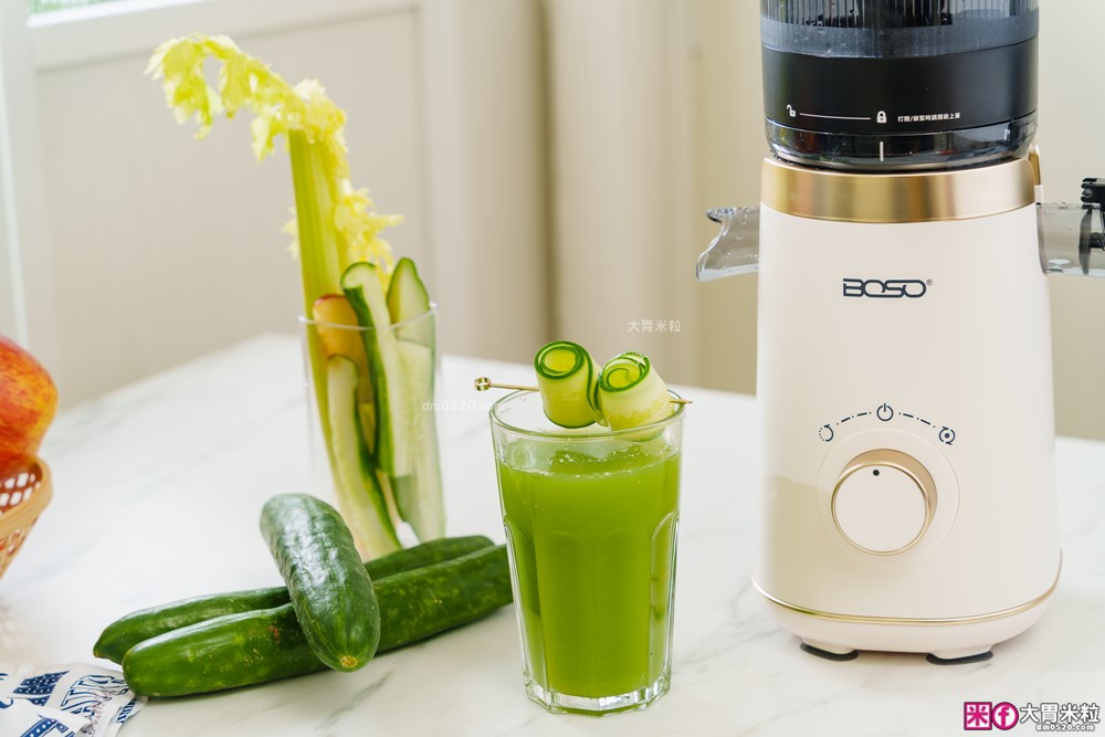整顆蘋果直接榨【BOSO 鮮萃纖Max 超大口徑冷壓慢磨果汁機旗艦款】創新慢磨技術、99.6%純汁率、果汁到冰沙一站式搞定! 整顆蘋果直接榨【BOSO 鮮萃纖Max 超大口徑冷壓慢磨果汁機旗艦款】創新慢磨技術、99.6%純汁率、果汁到冰沙一站式搞定!