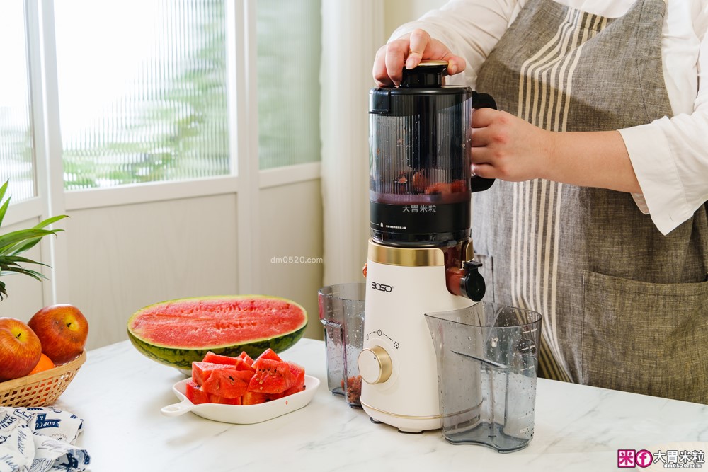 整顆蘋果直接榨【BOSO 鮮萃纖Max 超大口徑冷壓慢磨果汁機旗艦款】創新慢磨技術、99.6％純汁率、果汁到冰沙一站式搞定！