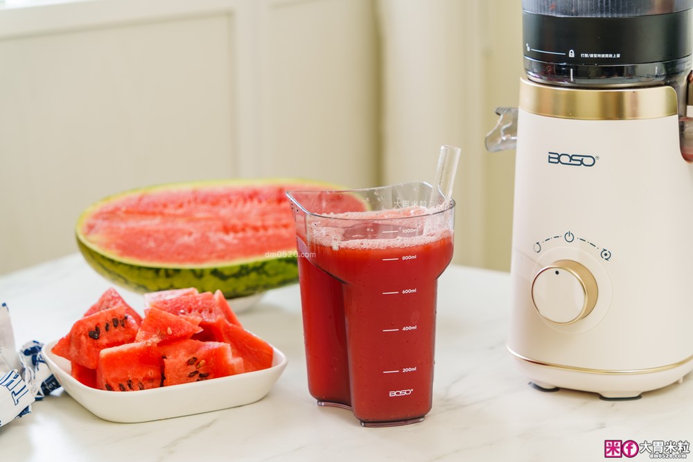 整顆蘋果直接榨【BOSO 鮮萃纖Max 超大口徑冷壓慢磨果汁機旗艦款】創新慢磨技術、99.6%純汁率、果汁到冰沙一站式搞定! 整顆蘋果直接榨【BOSO 鮮萃纖Max 超大口徑冷壓慢磨果汁機旗艦款】創新慢磨技術、99.6%純汁率、果汁到冰沙一站式搞定!