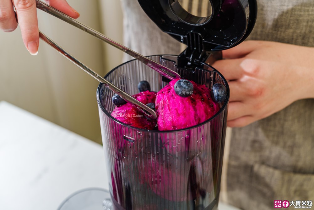 整顆蘋果直接榨【BOSO 鮮萃纖Max 超大口徑冷壓慢磨果汁機旗艦款】創新慢磨技術、99.6％純汁率、果汁到冰沙一站式搞定！