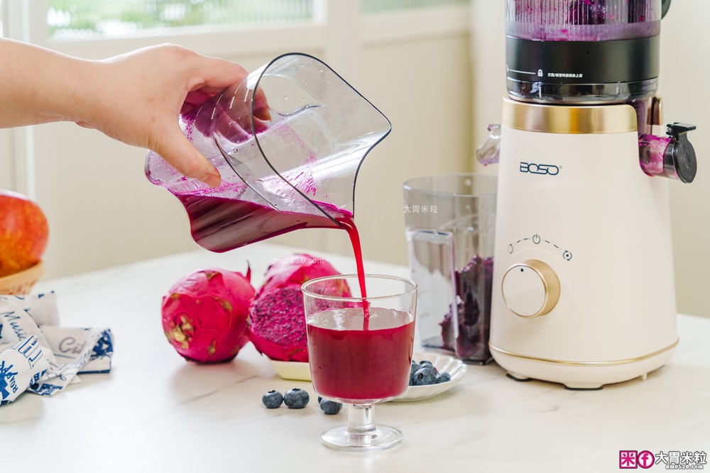 整顆蘋果直接榨【BOSO 鮮萃纖Max 超大口徑冷壓慢磨果汁機旗艦款】創新慢磨技術、99.6％純汁率、果汁到冰沙一站式搞定！