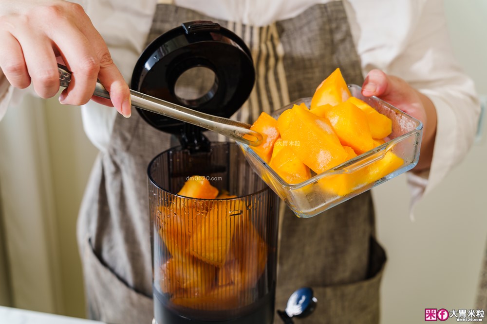 整顆蘋果直接榨【BOSO 鮮萃纖Max 超大口徑冷壓慢磨果汁機旗艦款】創新慢磨技術、99.6％純汁率、果汁到冰沙一站式搞定！