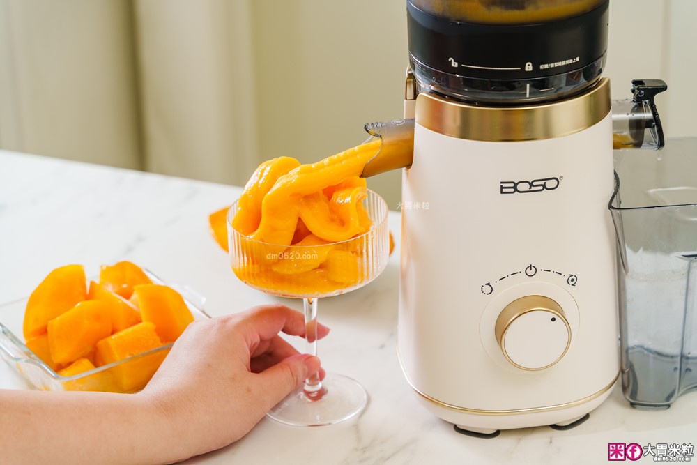 整顆蘋果直接榨【BOSO 鮮萃纖Max 超大口徑冷壓慢磨果汁機旗艦款】創新慢磨技術、99.6％純汁率、果汁到冰沙一站式搞定！
