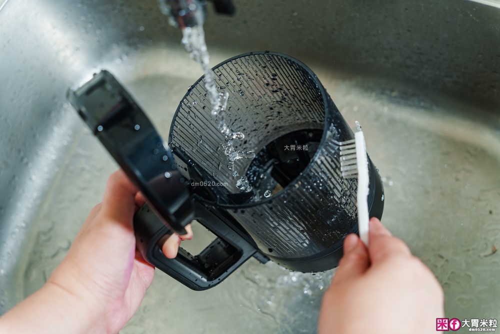 整顆蘋果直接榨【BOSO 鮮萃纖Max 超大口徑冷壓慢磨果汁機旗艦款】創新慢磨技術、99.6％純汁率、果汁到冰沙一站式搞定！