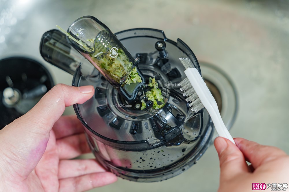 整顆蘋果直接榨【BOSO 鮮萃纖Max 超大口徑冷壓慢磨果汁機旗艦款】創新慢磨技術、99.6%純汁率、果汁到冰沙一站式搞定! 整顆蘋果直接榨【BOSO 鮮萃纖Max 超大口徑冷壓慢磨果汁機旗艦款】創新慢磨技術、99.6%純汁率、果汁到冰沙一站式搞定!