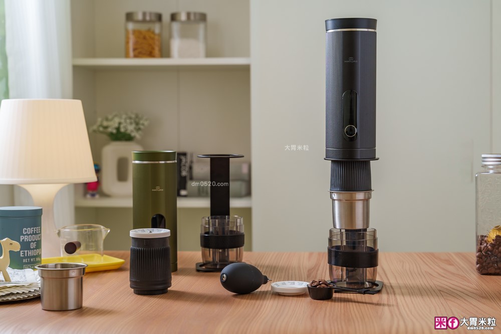 露營旅行必備移動式咖啡館｜MATURE GoBrew 行野全自動咖啡機｜煮水研磨沖煮一機搞定｜ 旅行咖啡神器｜隨身咖啡機推薦