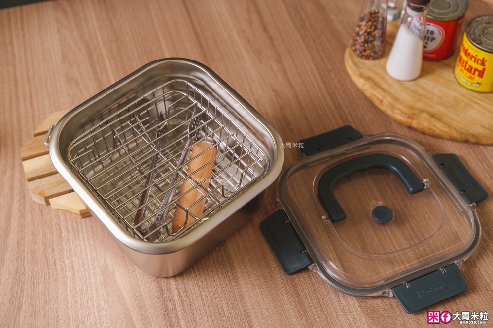 不鏽鋼保鮮盒萬用鍋推薦「Pierre Cardin 保鮮煮義鍋」蒸煮炸烤+保鮮全搞定│可拆卸手把~家用露營折疊鍋推薦│iCook愛料理市集-廚具開箱(32)