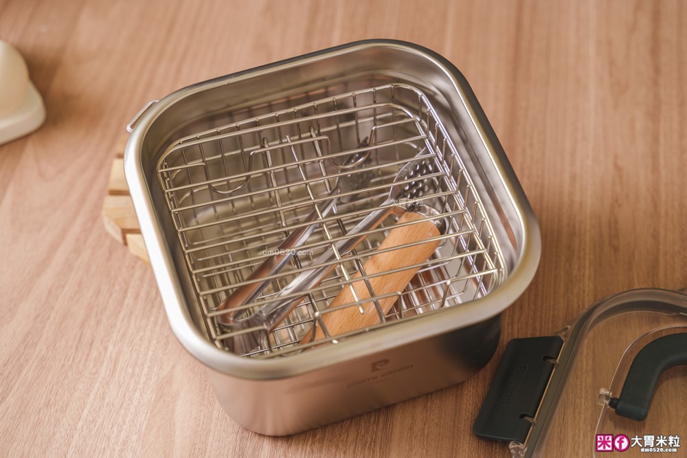 不鏽鋼保鮮盒萬用鍋推薦「Pierre Cardin 保鮮煮義鍋」蒸煮炸烤+保鮮全搞定│可拆卸手把~家用露營折疊鍋推薦│iCook愛料理市集-廚具開箱(32)