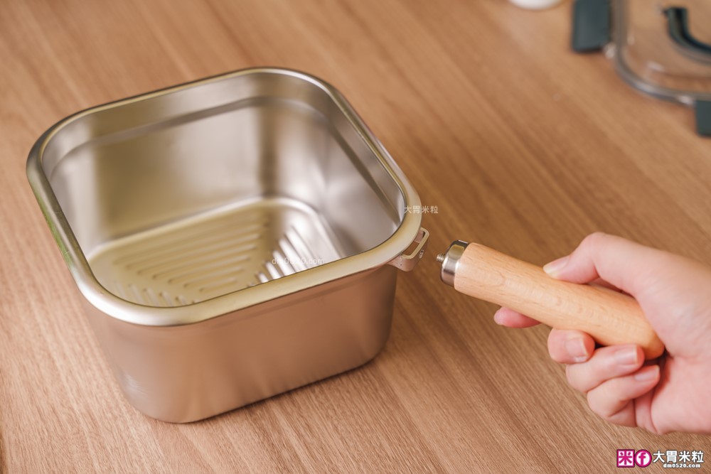 不鏽鋼保鮮盒萬用鍋推薦「Pierre Cardin 保鮮煮義鍋」蒸煮炸烤+保鮮全搞定│可拆卸手把~家用露營折疊鍋推薦│iCook愛料理市集-廚具開箱(32)