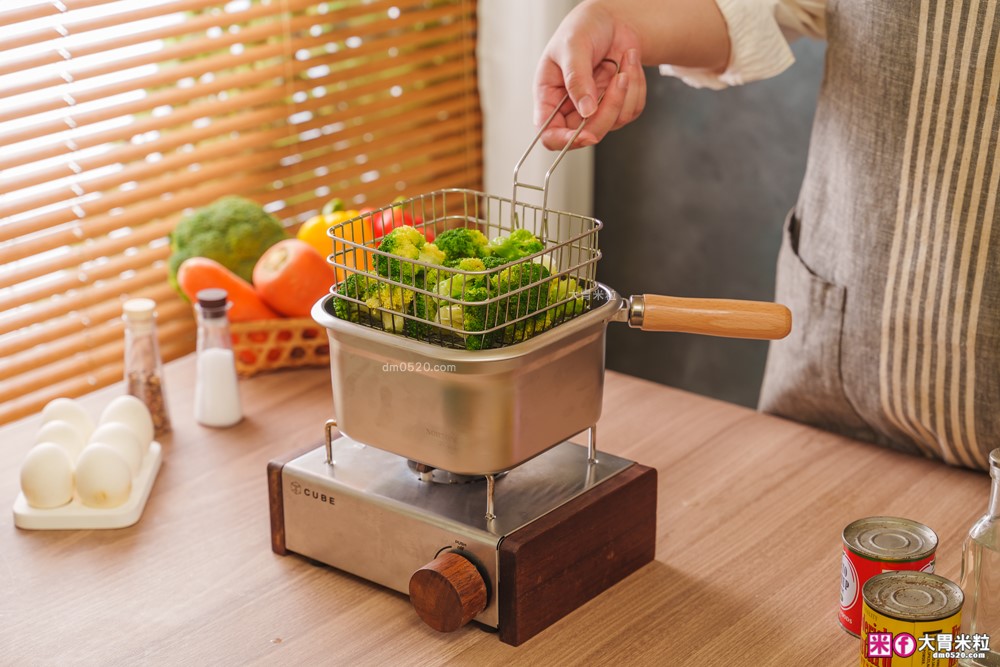 不鏽鋼保鮮盒萬用鍋推薦「Pierre Cardin 保鮮煮義鍋」蒸煮炸烤+保鮮全搞定│可拆卸手把~家用露營折疊鍋推薦│iCook愛料理市集-廚具開箱(32)