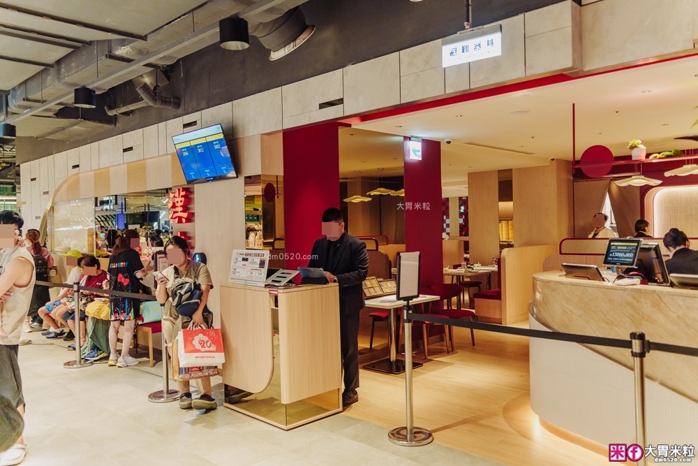 湯包控快衝！高雄人氣湯包插旗台北DreamPlaza百貨│招牌小籠湯包18摺手工現包一咬就爆汁！「漢來上海湯包」