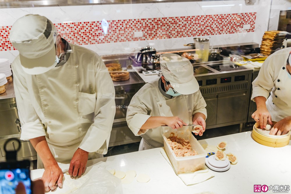 湯包控快衝！高雄人氣湯包插旗台北DreamPlaza百貨│招牌小籠湯包18摺手工現包一咬就爆汁！「漢來上海湯包」