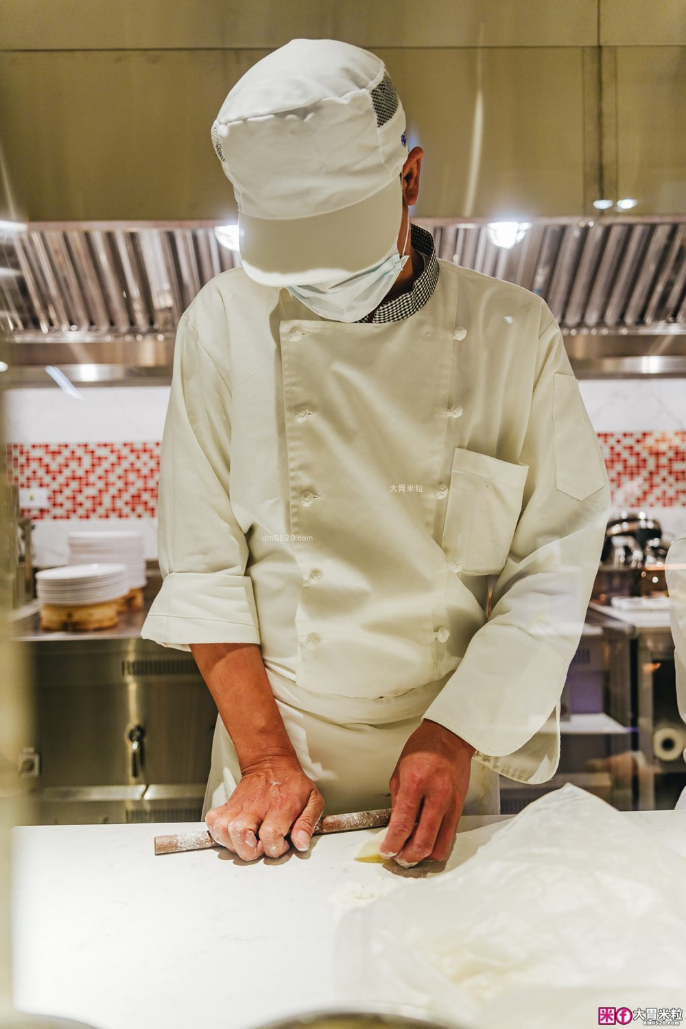 湯包控快衝！高雄人氣湯包插旗台北DreamPlaza百貨│招牌小籠湯包18摺手工現包一咬就爆汁！「漢來上海湯包」