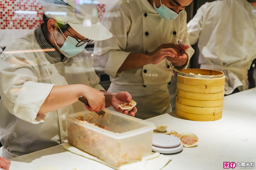 湯包控快衝！高雄人氣湯包插旗台北DreamPlaza百貨│招牌小籠湯包18摺手工現包一咬就爆汁！「漢來上海湯包」