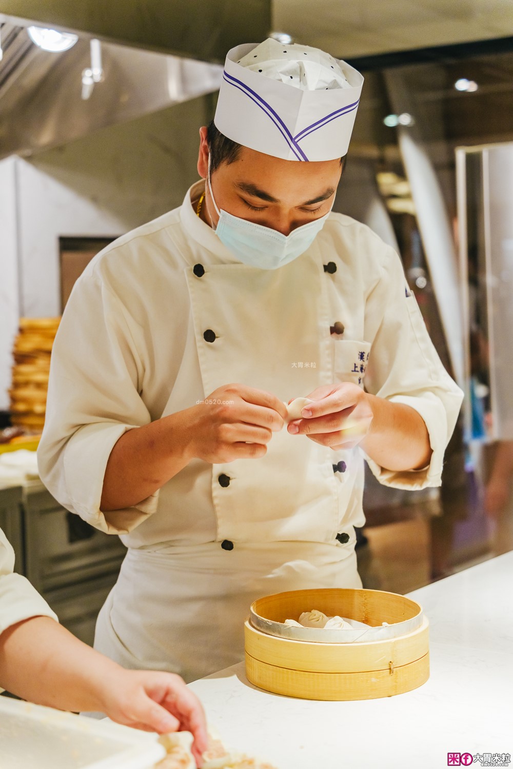 湯包控快衝！高雄人氣湯包插旗台北DreamPlaza百貨│招牌小籠湯包18摺手工現包一咬就爆汁！「漢來上海湯包」