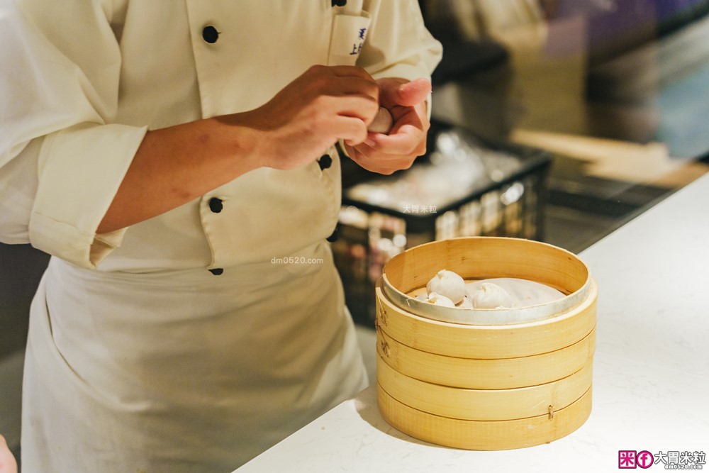 湯包控快衝！高雄人氣湯包插旗台北DreamPlaza百貨│招牌小籠湯包18摺手工現包一咬就爆汁！「漢來上海湯包」