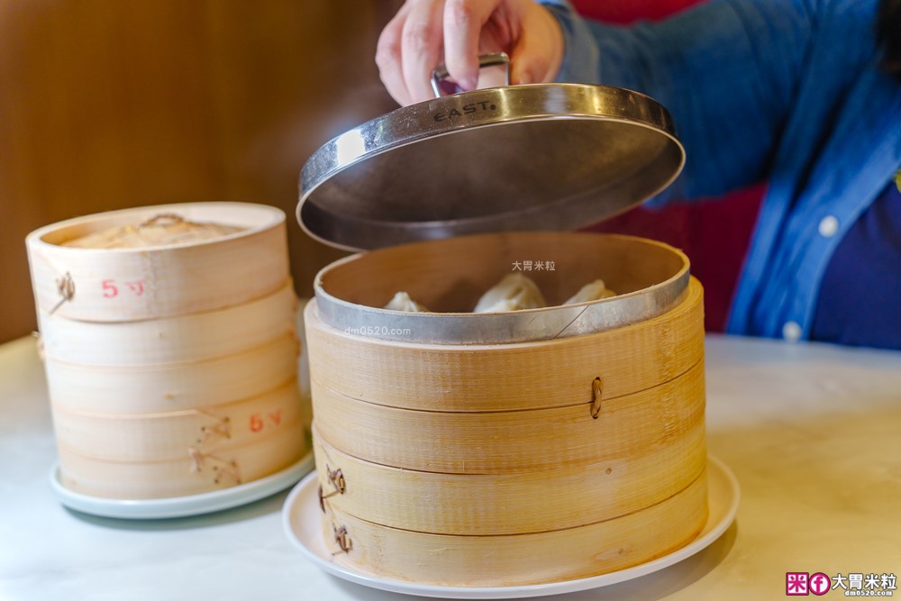 湯包控快衝！高雄人氣湯包插旗台北DreamPlaza百貨│招牌小籠湯包18摺手工現包一咬就爆汁！「漢來上海湯包」