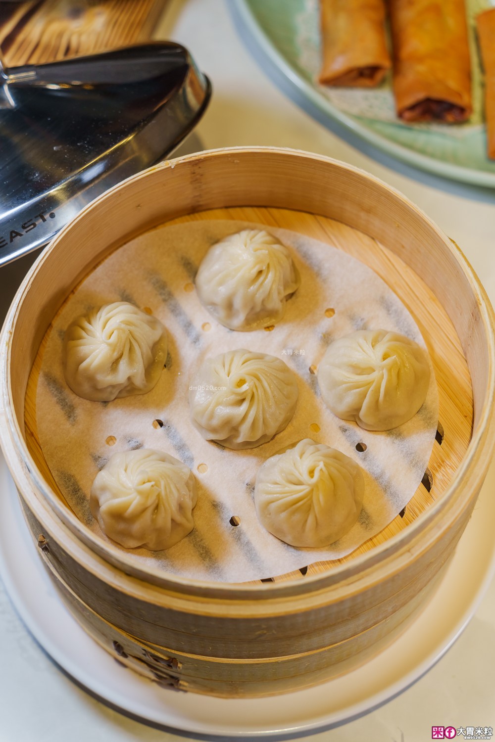 湯包控快衝！高雄人氣湯包插旗台北DreamPlaza百貨│招牌小籠湯包18摺手工現包一咬就爆汁！「漢來上海湯包」