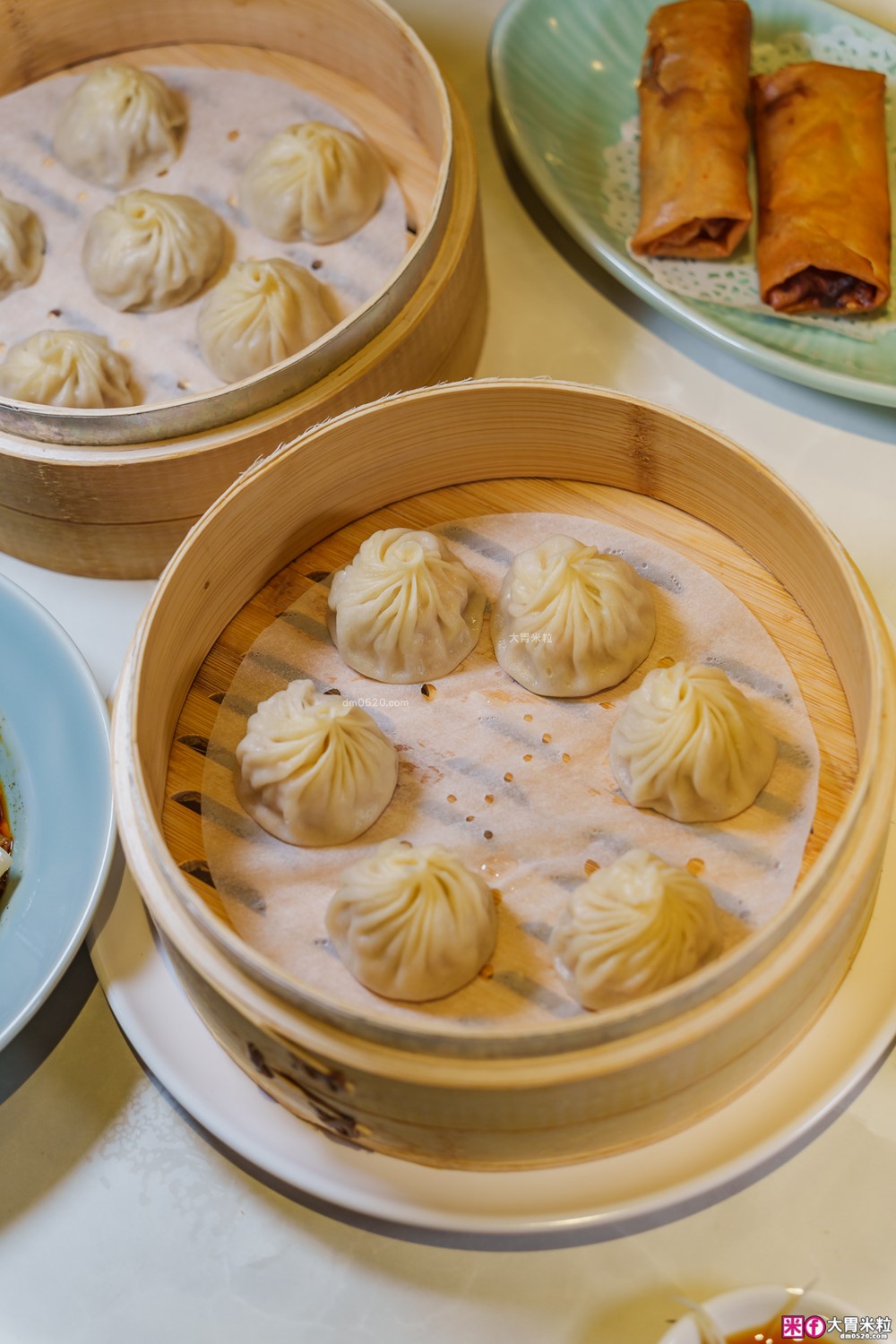 湯包控快衝！高雄人氣湯包插旗台北DreamPlaza百貨│招牌小籠湯包18摺手工現包一咬就爆汁！「漢來上海湯包」