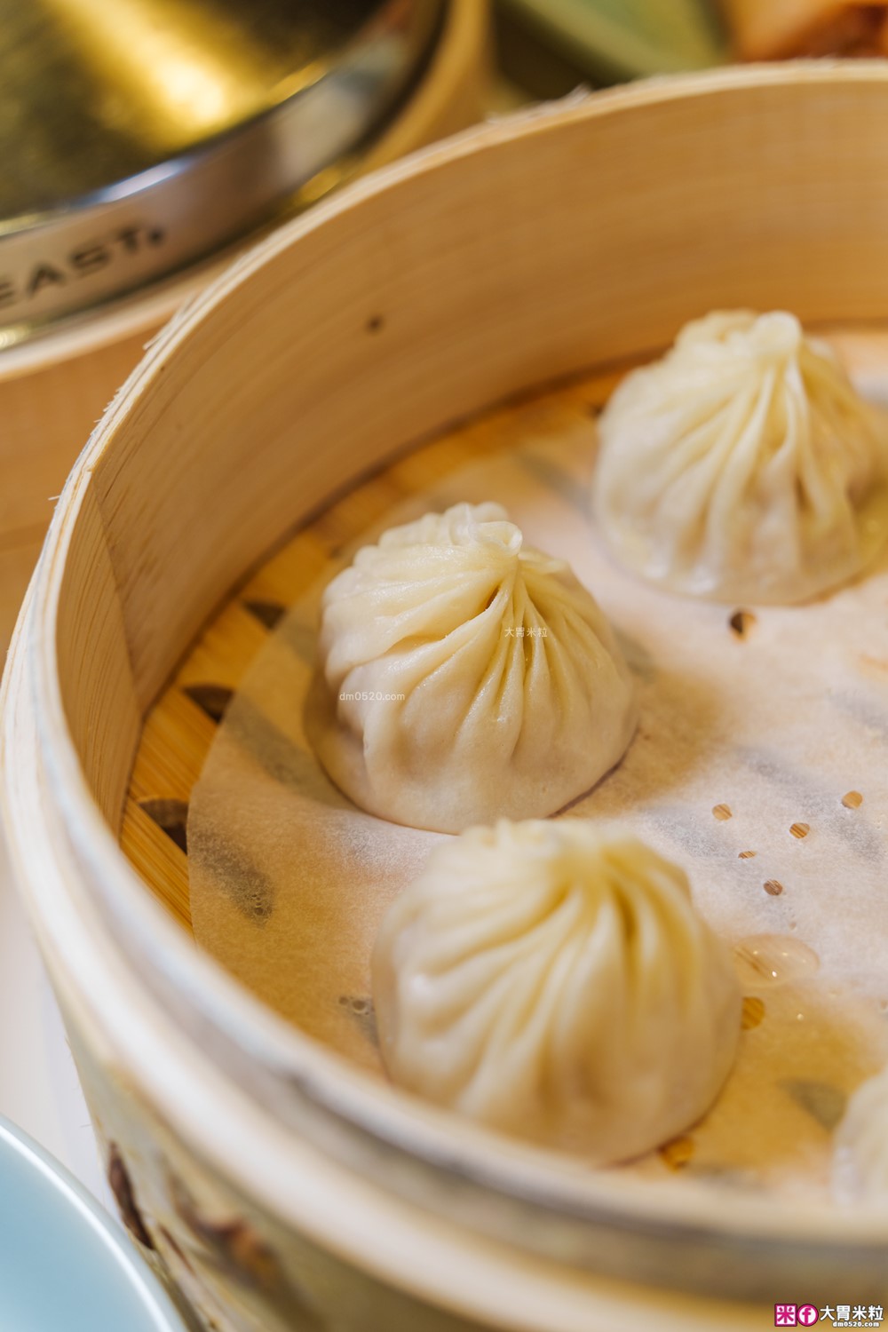 湯包控快衝！高雄人氣湯包插旗台北DreamPlaza百貨│招牌小籠湯包18摺手工現包一咬就爆汁！「漢來上海湯包」